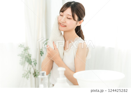 洗顔・タオルドライする若いアジア人女性（洗顔料） 124425282