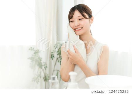洗顔・タオルドライする若いアジア人女性（洗顔料） 124425283