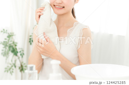 洗顔・タオルドライする若いアジア人女性(洗顔料) 洗顔・タオルドライする若いアジア人女性(洗顔料) 124425285