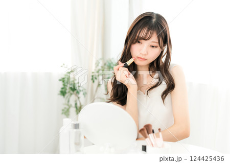 メイクをする若いアジア人女性(口紅・ルージュ・グロス・リップ) メイクをする若いアジア人女性(口紅・ルージュ・グロス・リップ) 124425436