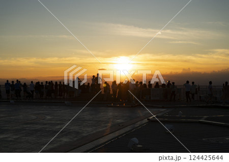 屋上スカイデッキから夕日を見る人々 124425644