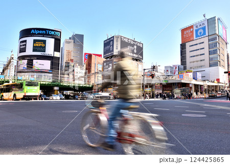 新宿西口ガードの横断歩道を渡る自転車 新宿西口ガードの横断歩道を渡る自転車 124425865