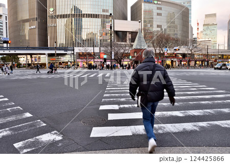 数寄屋橋スクランブル交差点を渡る男性 124425866