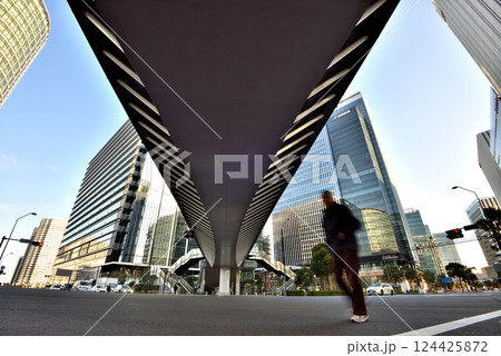 横浜みなとみらいのペディストリアンデッキ 横浜みなとみらいのペディストリアンデッキ 124425872