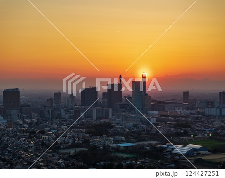 空撮「埼玉県」さいたま新都心と夕日の風景　さいたま市 124427251