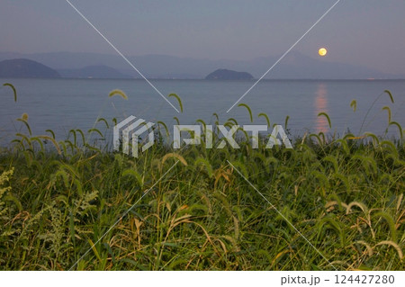 琵琶湖・今津浜より見る竹生島と伊吹山から昇る中秋の名月 124427280
