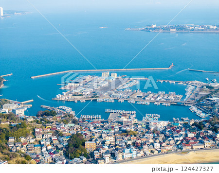 篠島漁港（愛知県）※右前方：日間賀島、左前方：羽豆岬 124427327