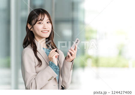 都会のオフィス街にいる若いアジア人ビジネスウーマン 124427400