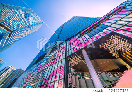 日本の東京都市景観 新時代… 渋谷サクラステージSHIBUYAタワーなどを望む…希望の光＝21日 124427528