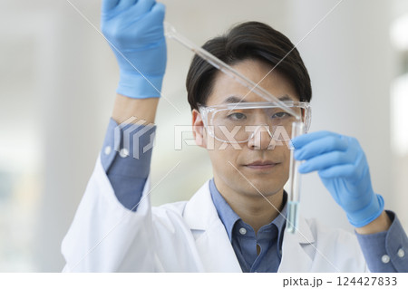 試験管を持って作業をする白衣の男性　実験　イメージ 124427833