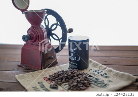 コーヒー焙煎豆と手挽きミル 124428133