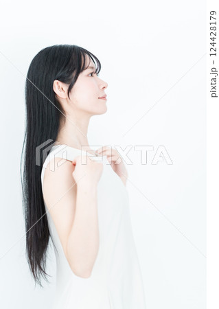 横向きに立つ長い髪の若い女性ビューティーイメージ 124428179