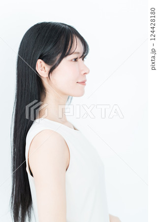 横向きに立つ長い髪の若い女性ビューティーイメージ 横向きに立つ長い髪の若い女性ビューティーイメージ 124428180