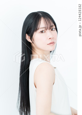 横向きに立つ長い髪の若い女性ビューティーイメージ 横向きに立つ長い髪の若い女性ビューティーイメージ 124428182