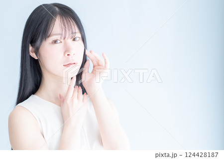 美容整形・美容院向け透明感のある若い女性のビューティイメージ 美容整形・美容院向け透明感のある若い女性のビューティイメージ 124428187