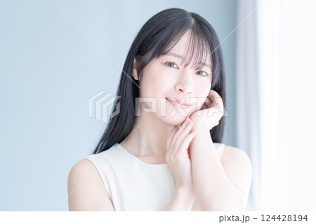 美容整形・美容院向け透明感のある若い女性のビューティイメージ 124428194