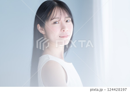 美容整形・美容院向け透明感のある若い女性のビューティイメージ 美容整形・美容院向け透明感のある若い女性のビューティイメージ 124428197