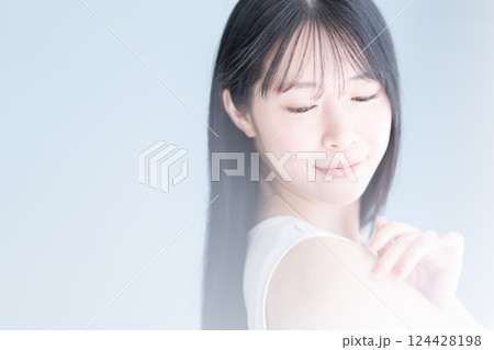 美容整形・美容院向け透明感のある若い女性のビューティイメージ 124428198