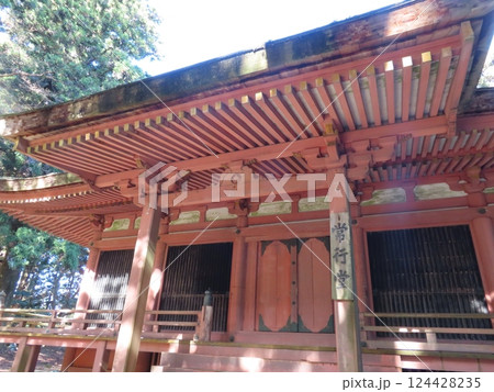 京都の名所、比叡山延暦寺の西塔、左にある常行三昧を修す阿弥陀如来を本尊とする常行堂、国重要文化財 124428235