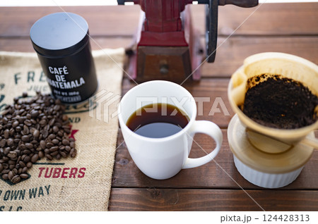 ドリップしたブラックコーヒー 124428313