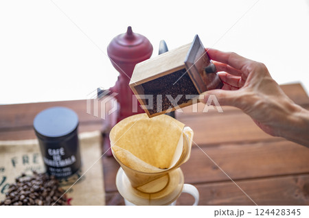 挽きたての焙煎豆をドリッパーに入れる 124428345