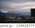 冬の夕暮れの街から見た山 124428379