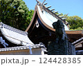 神社の屋根と狛犬 124428385