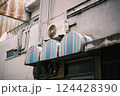 古い建物の屋根と室外機 124428390