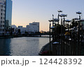 橋の上から見た夕焼け 124428392
