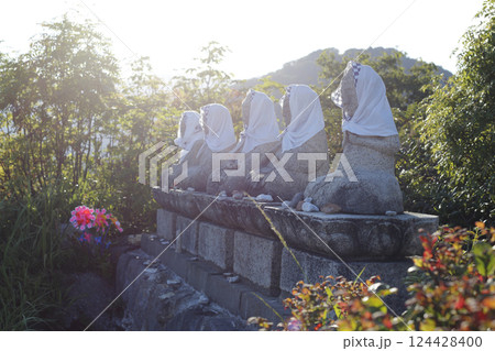 夕陽にかすむ恐山 五智如来像 124428400