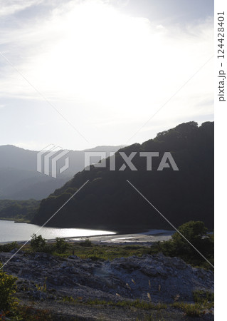 夕景の恐山、宇曽利山湖 極楽浜   124428401
