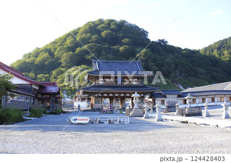 恐山菩提寺 総門付近から見た山門と山並み 124428403