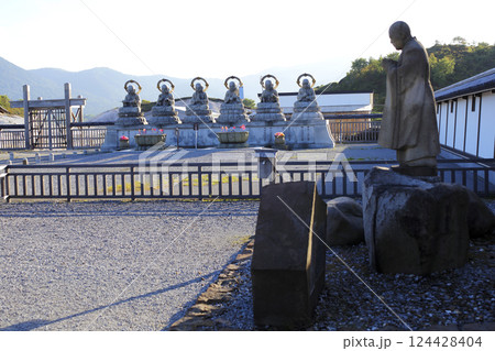 恐山菩提寺 総門付近から見た六大地蔵と來迎の像 124428404