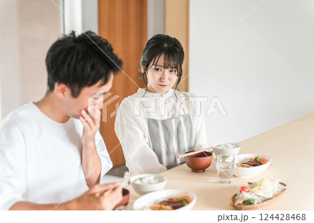 家で食事をする夫婦・カップル（モラハラ・夫婦喧嘩・味付け・不満・マズい・謝る・ごめん） 124428468