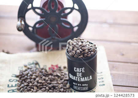 コーヒー焙煎豆と手挽きミル 124428573