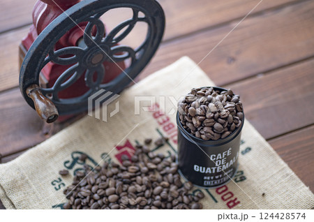 コーヒー焙煎豆と手挽きミル 124428574