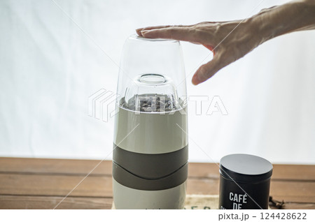 電動ミルで焙煎豆を挽く 電動ミルで焙煎豆を挽く 124428622