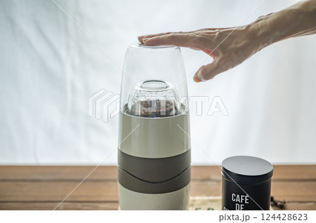 電動ミルで焙煎豆を挽く 124428623