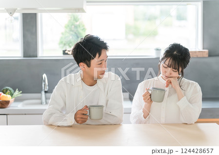 夫婦喧嘩・不平不満・ストレスのある夫婦 124428657