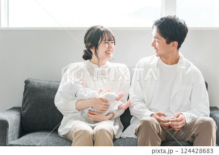赤ちゃんを抱く夫婦・ママとパパ・新生児（子育て・育児） 124428683