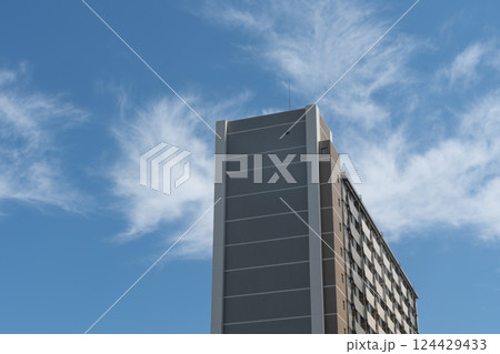 秋空とマンション 124429433