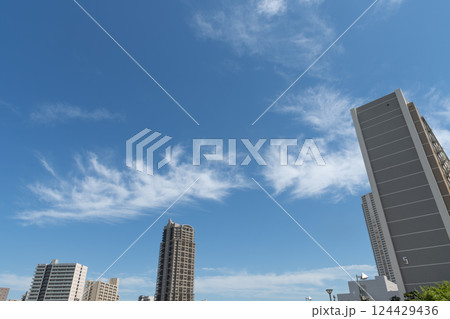 秋空とマンション 124429436