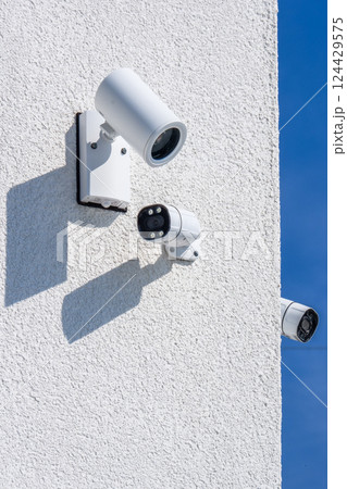 壁に設置された防犯カメラとライト 124429575