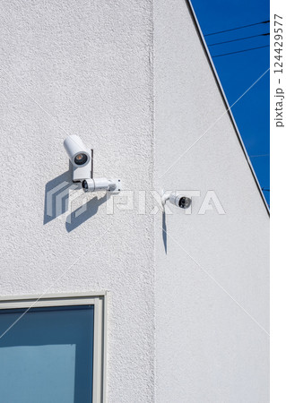 壁に設置された防犯カメラとライト 124429577