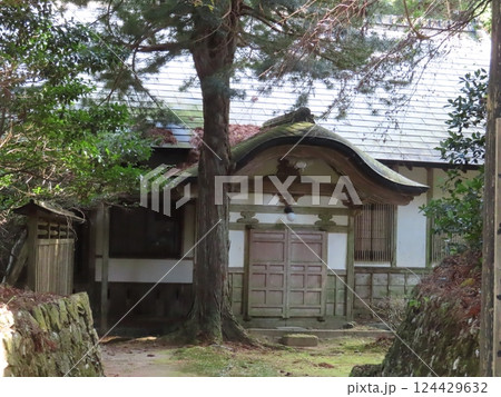 京都の名所、比叡山延暦寺西塔、釈迦堂へ向かう石段の途中右側に建つ延暦寺学問所である止観道場、西塔政所 124429632