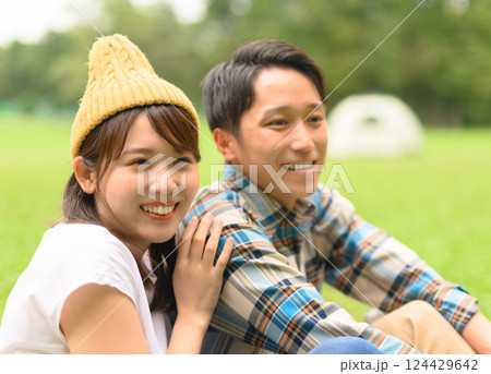 ピクニックをする男女 124429642