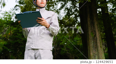 保守管理する作業着の女性 124429651