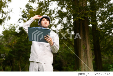 保守管理する作業着の女性 124429652