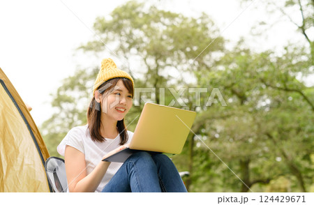 屋外でPCを操作する女性 124429671
