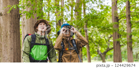 トレッキング中の男性 124429674